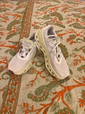 Cloudmaster in Frost/Acacia Women’s 9.5 Athletic Running Shoe